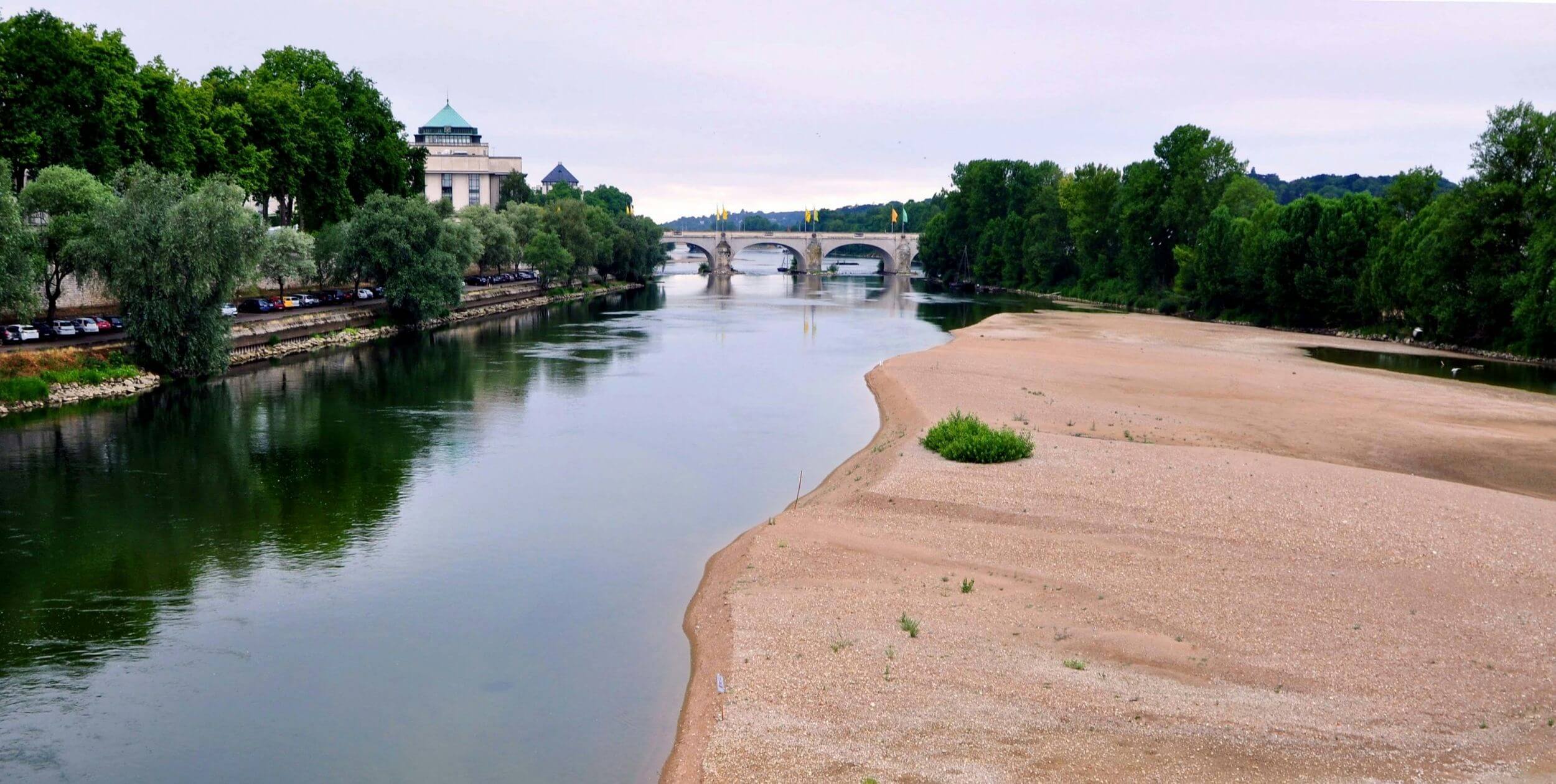 La Loire traversant la ville de Tours